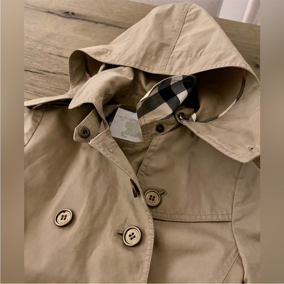 Burberry girl’s trench coat with detachable hood!! Beige /khaki color!! Size 5Y! - Picture 4 of 8